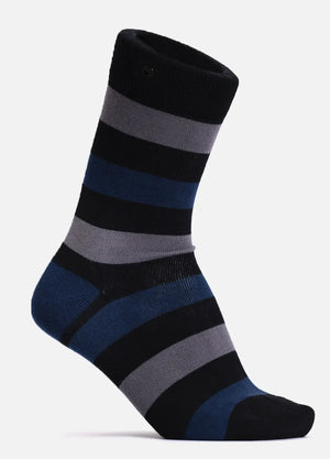 Herre bambusstrømper med klassiske striber i sort, grå og navy fra SockiSocki
