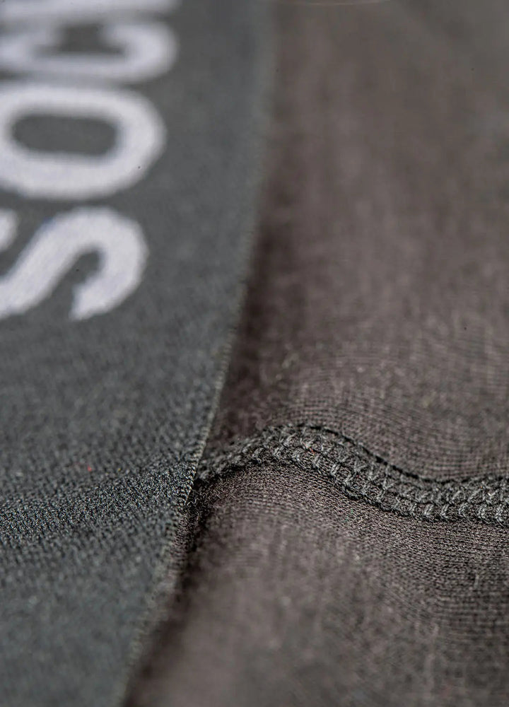 Detalje af blød elastik på sorte bambus boxershorts fra SockiSocki