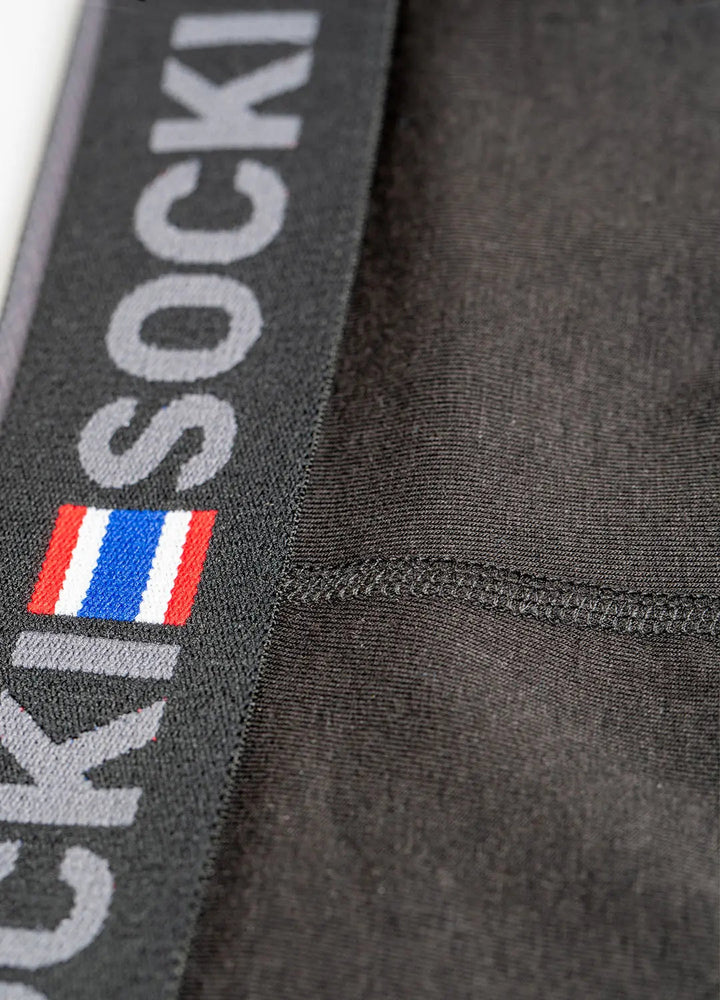 Sygning og finish på sorte boxershorts i bambus fra SockiSocki