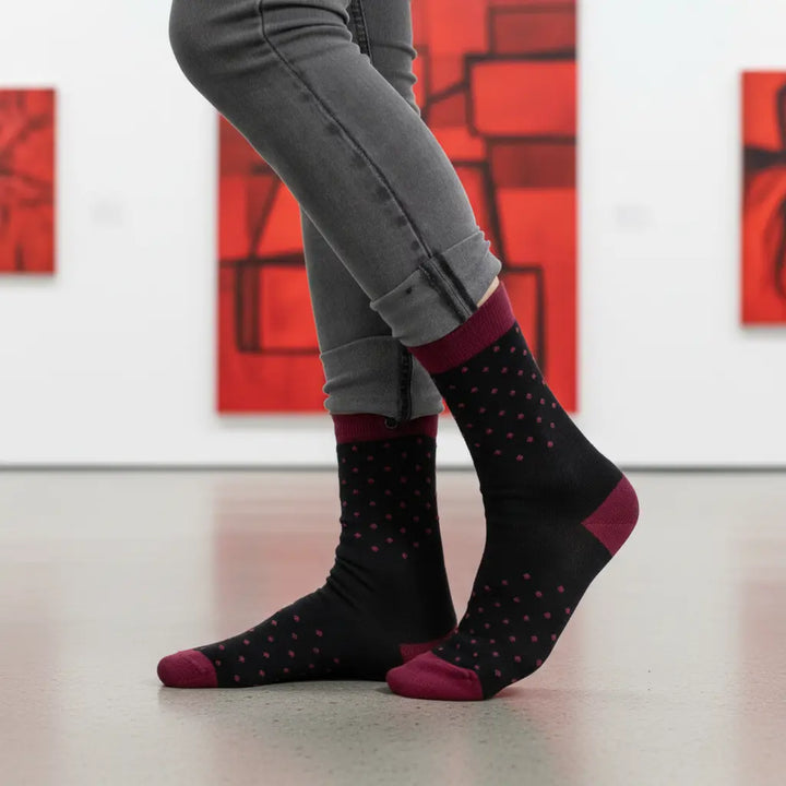 Bambra | Sorte strømper med røde prikker SockiSocki
