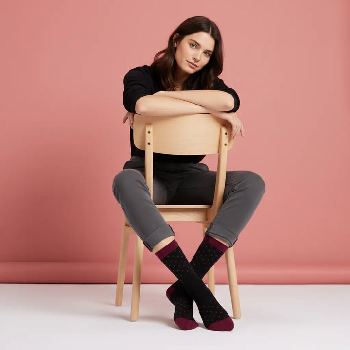 Bambra | Sorte strømper med røde prikker SockiSocki