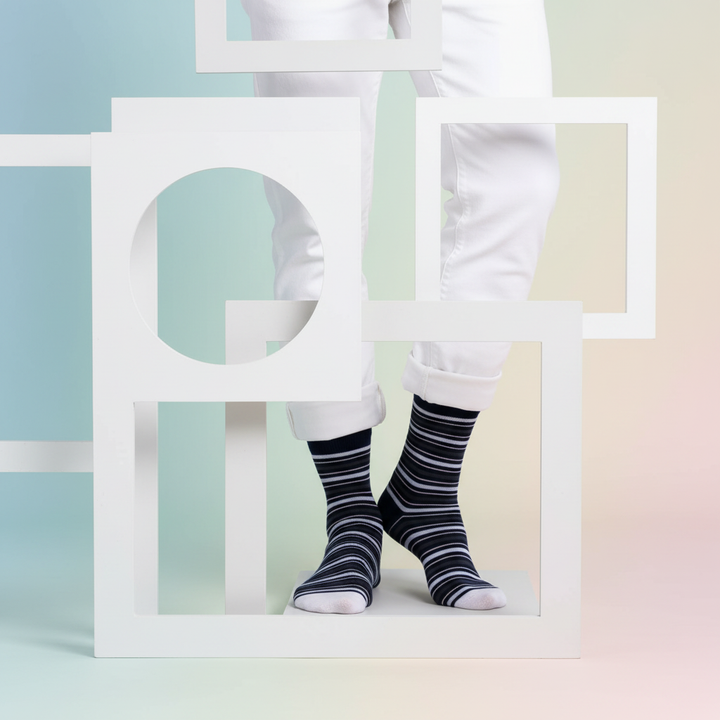 Leeba – økologiske bomuldsstrømper i navy striber med smart knap