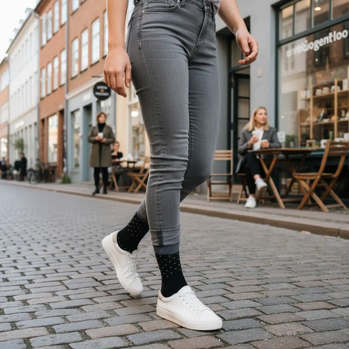 Mic |Sorte strømper med prikker | økologisk bomuld SockiSocki