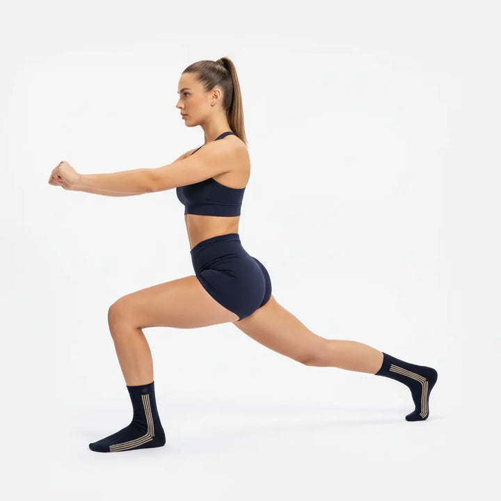 Sporty Spice strømper, atletisk udfaldsstilling i studie – SockiSocki