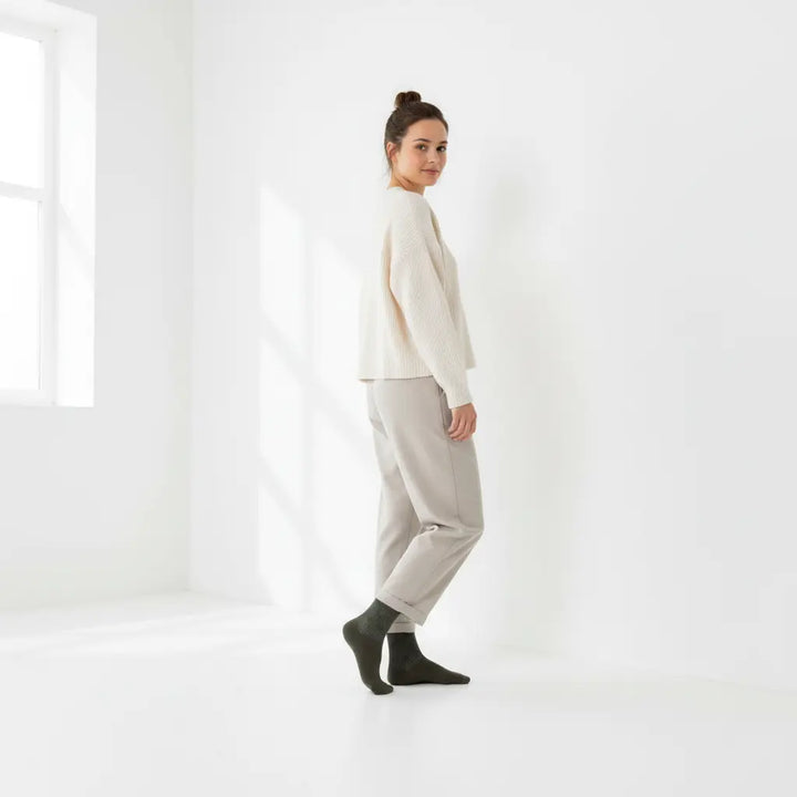 Wera grønne strømper med mønster, stående pose – SockiSocki