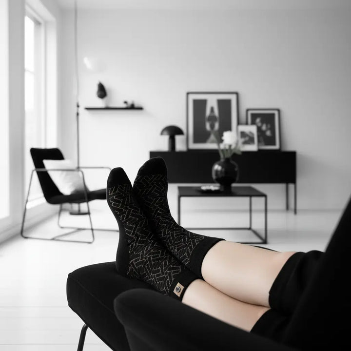 Xanthis | Sorte strømper med mønster SockiSocki