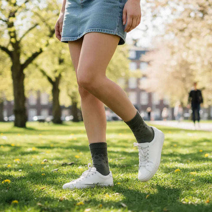 Zephrine grønne prikstrømper i Fælledparken om foråret – SockiSocki