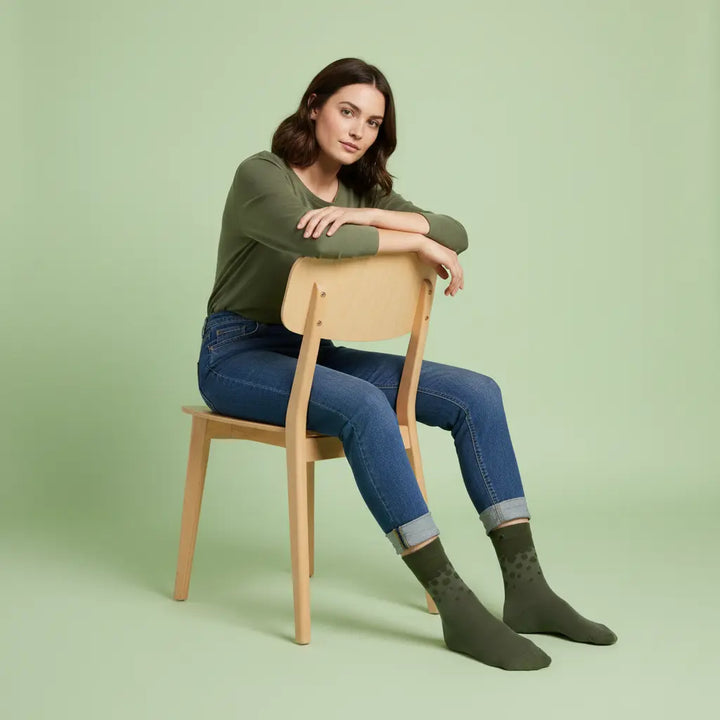Zephrine prikstrømper, model sidder baglæns på stol – SockiSocki