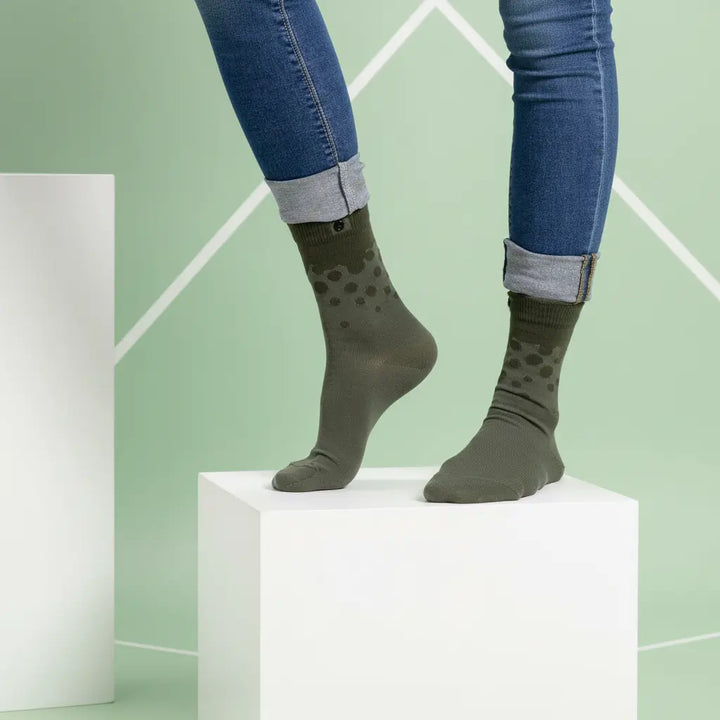 Zephrine prikstrømper med fod på geometrisk blok – SockiSocki