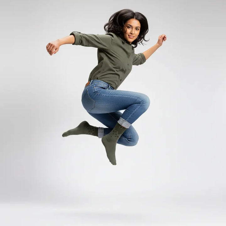 Zephrine prikstrømper, hoppende model i studie – SockiSocki