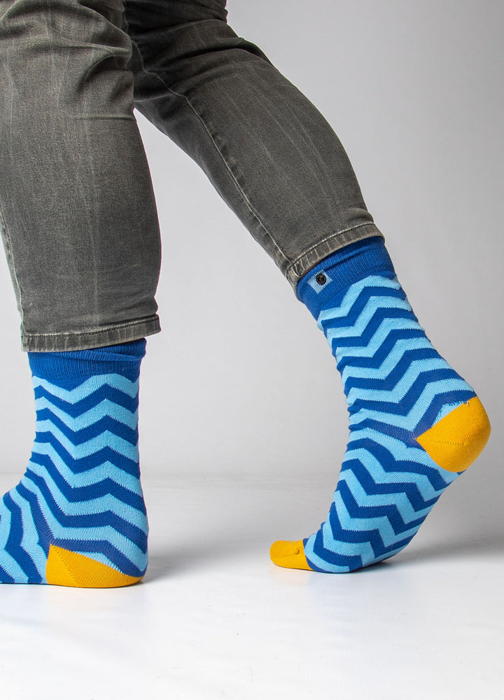 Blå strømper med gul hæl og tå 2