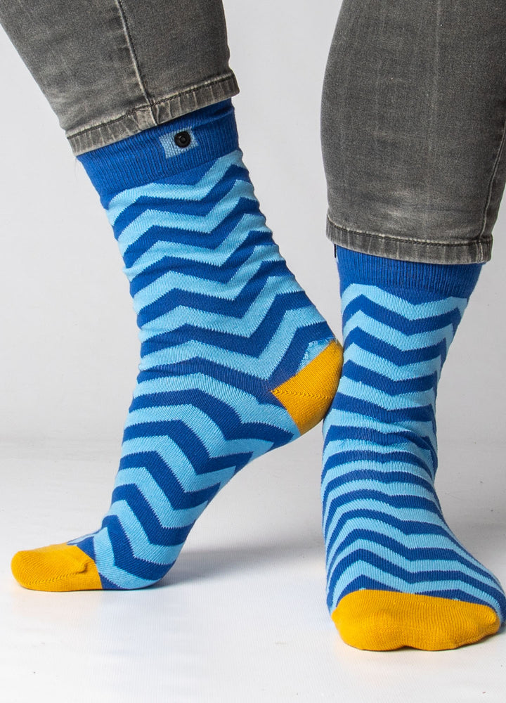 Blå strømper med gul hæl og tå 3