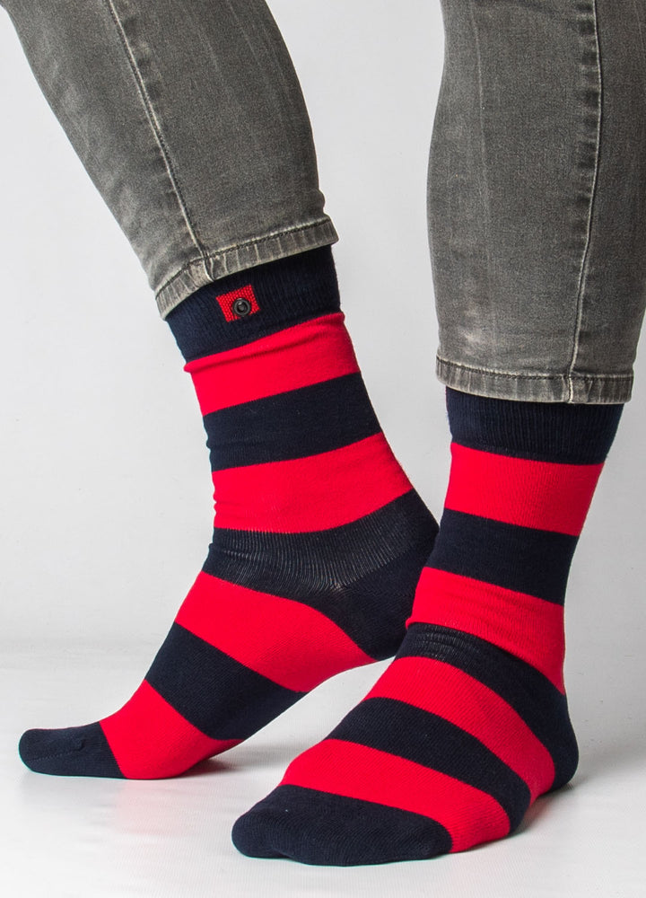 Sort og rød stribet strømper 1