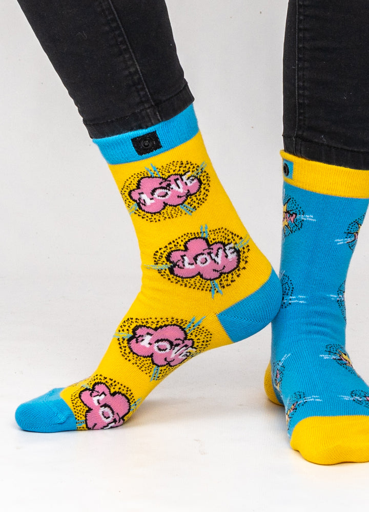 Gule og blå strømper med knap