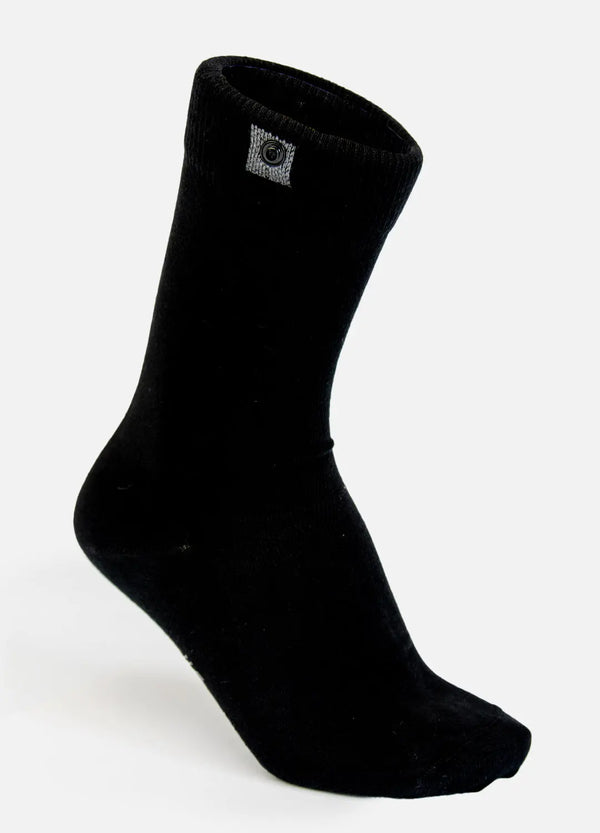 Sorte bambusstrømper til herre med diskret sort knap og stilrent design fra SockiSocki